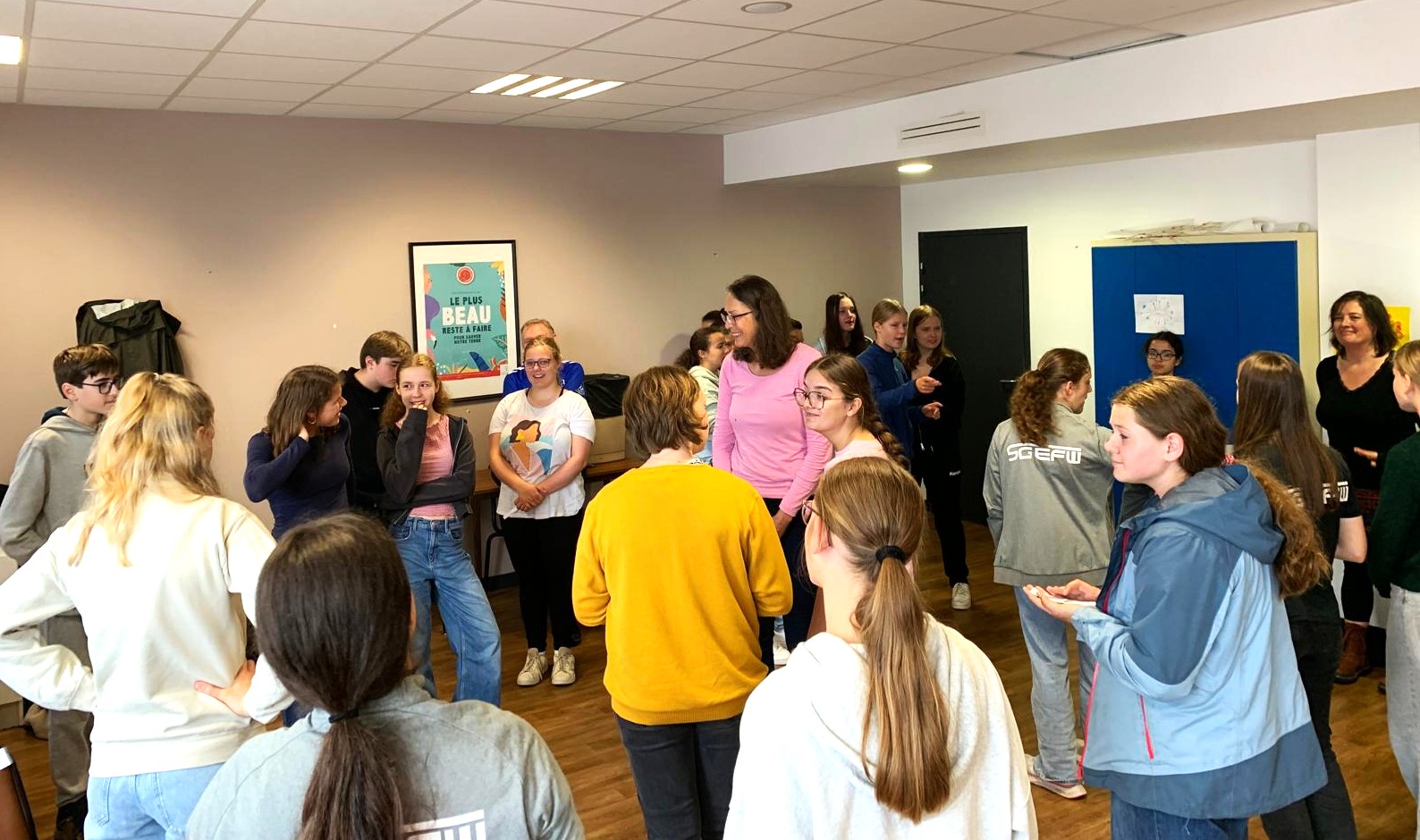 Les jeunes handballeurs lors d'une animation linguistique avec Susanne Surblys au Collège St. Antoine de Lannilis