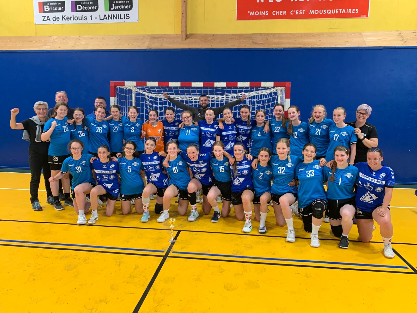 Die Handball-Sportbegegnung hat begonnen: Die Handballerinnen des TV Edingen und der Entente des Abers nach dem ersten Freundschaftsspiel in Lannilis