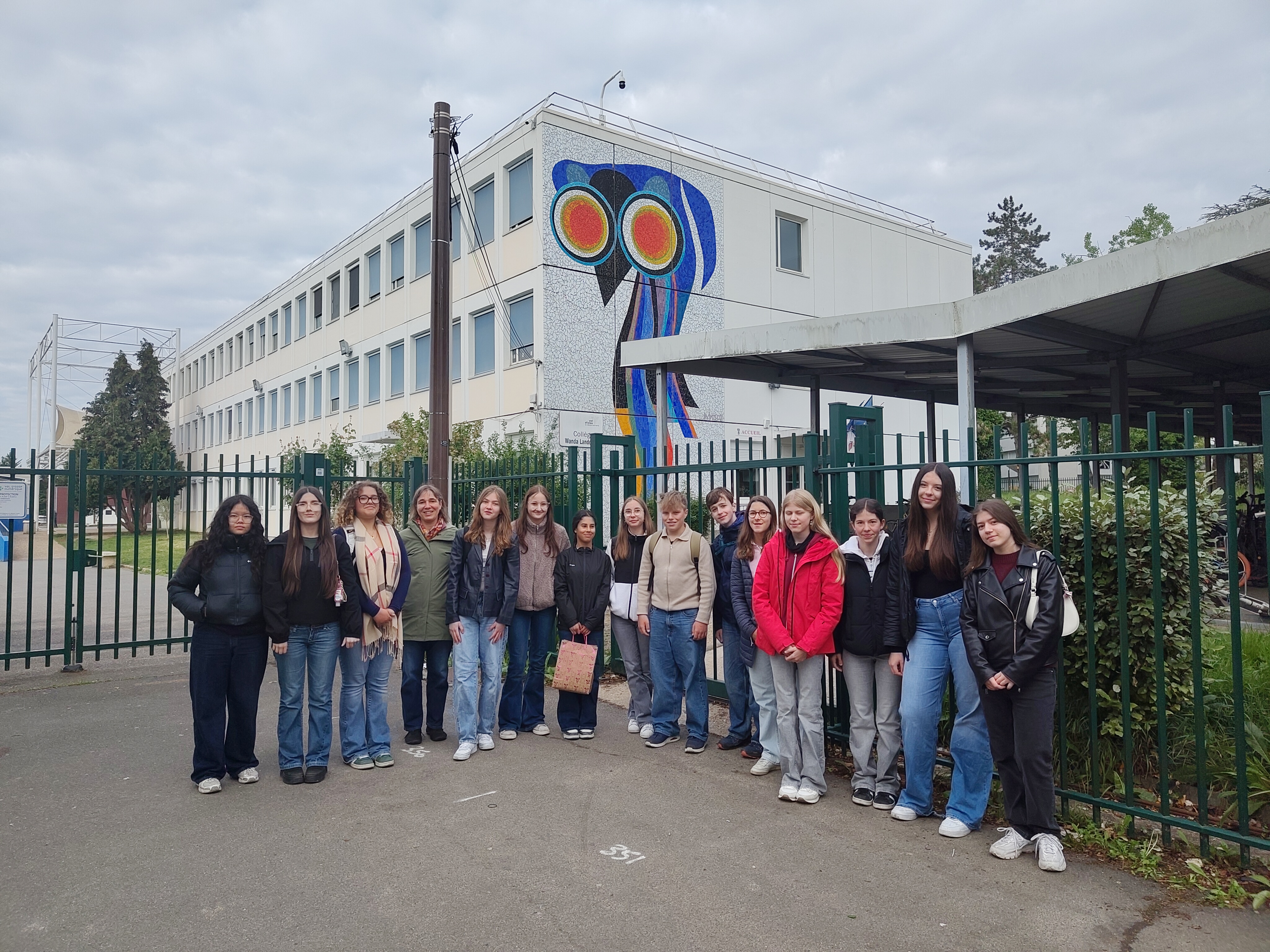 Les élèves allemands devant le collègue Wanda de Saint-Leu-la-Forêt
