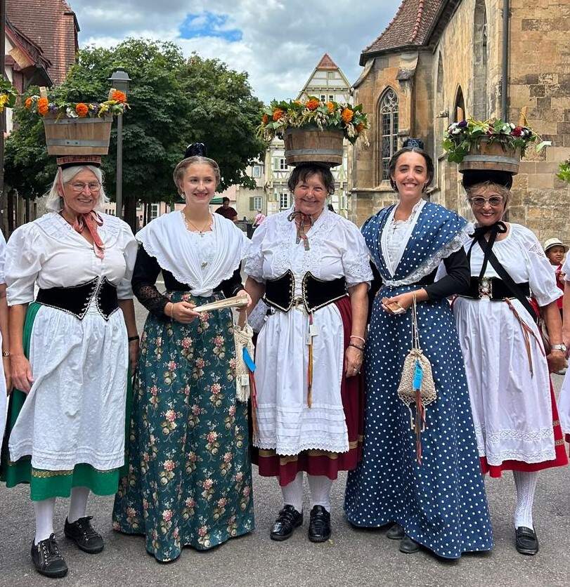 Rencontre entre deux traditions : les porteuses d'eau de Markgröningen et la Reine d'Arles accompagnée de sa dame d'honneur lors de la course des bergers de Markgröningen 2026