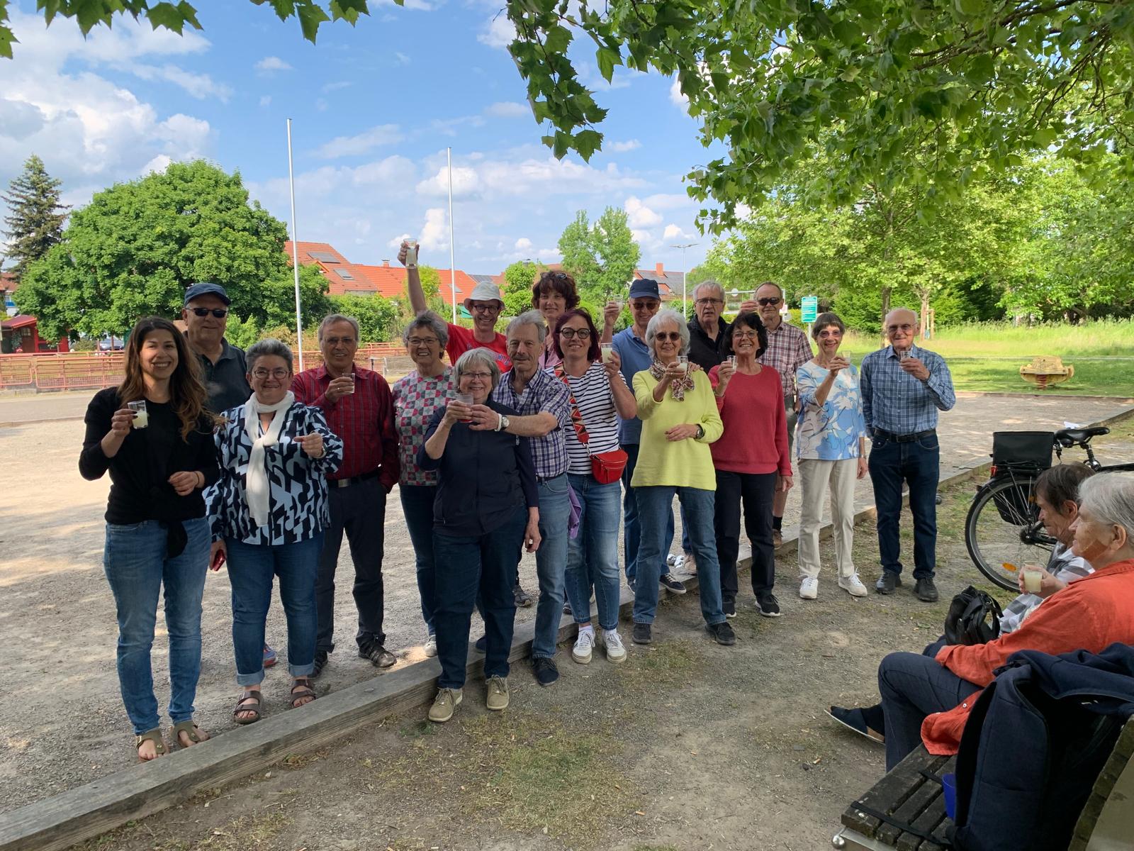 Gesellige Momente beim Boule am Saint Riquier Platz