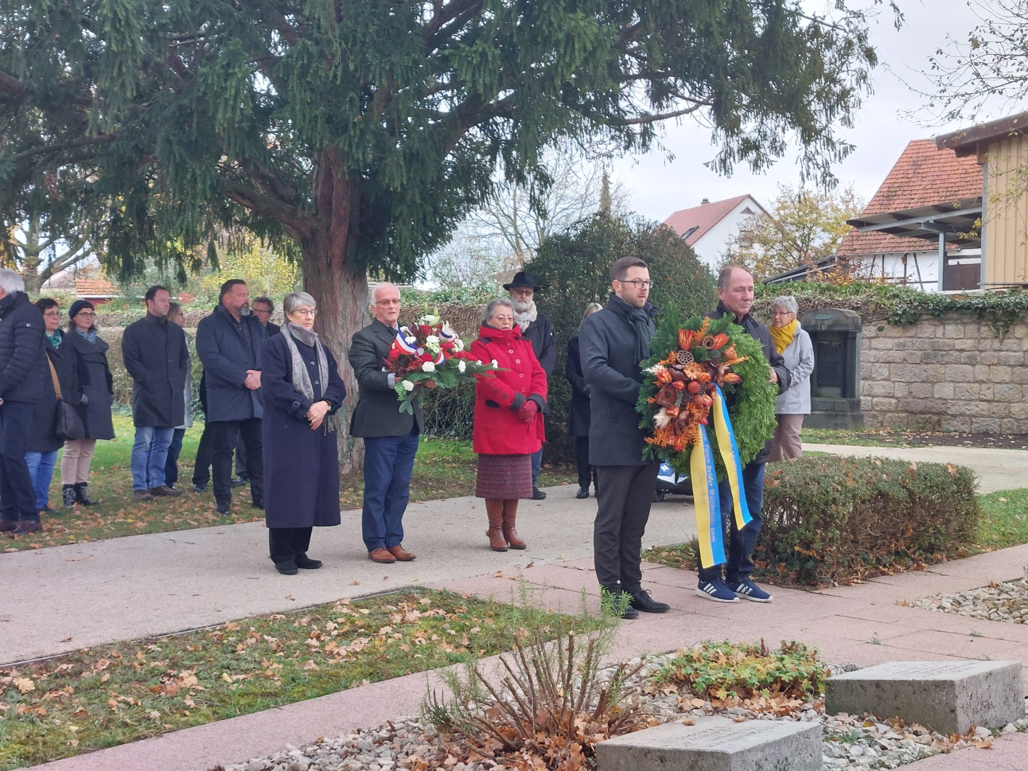 Jens Hübner, maire de Markgröningen et Jean Krippeler de la ville jumelle lors du dépôt de gerbe