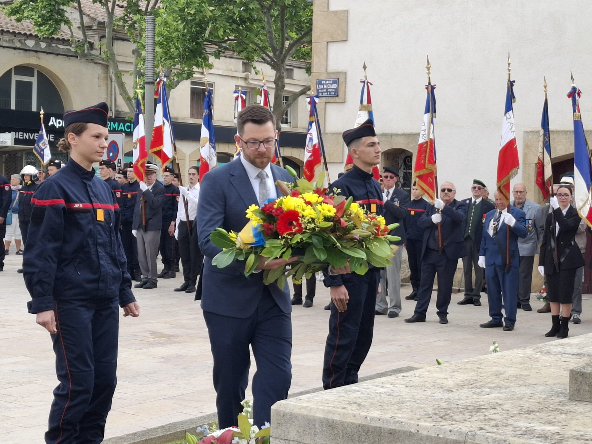 Jens Hübner, maire de Markgröningen, déposant une couronne de fleurs