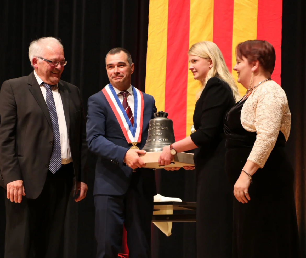 Unterzeichnung der neuen Städtepartnerschafts-Charta durch die Kommitteevorsitzenden und Bürgermeister