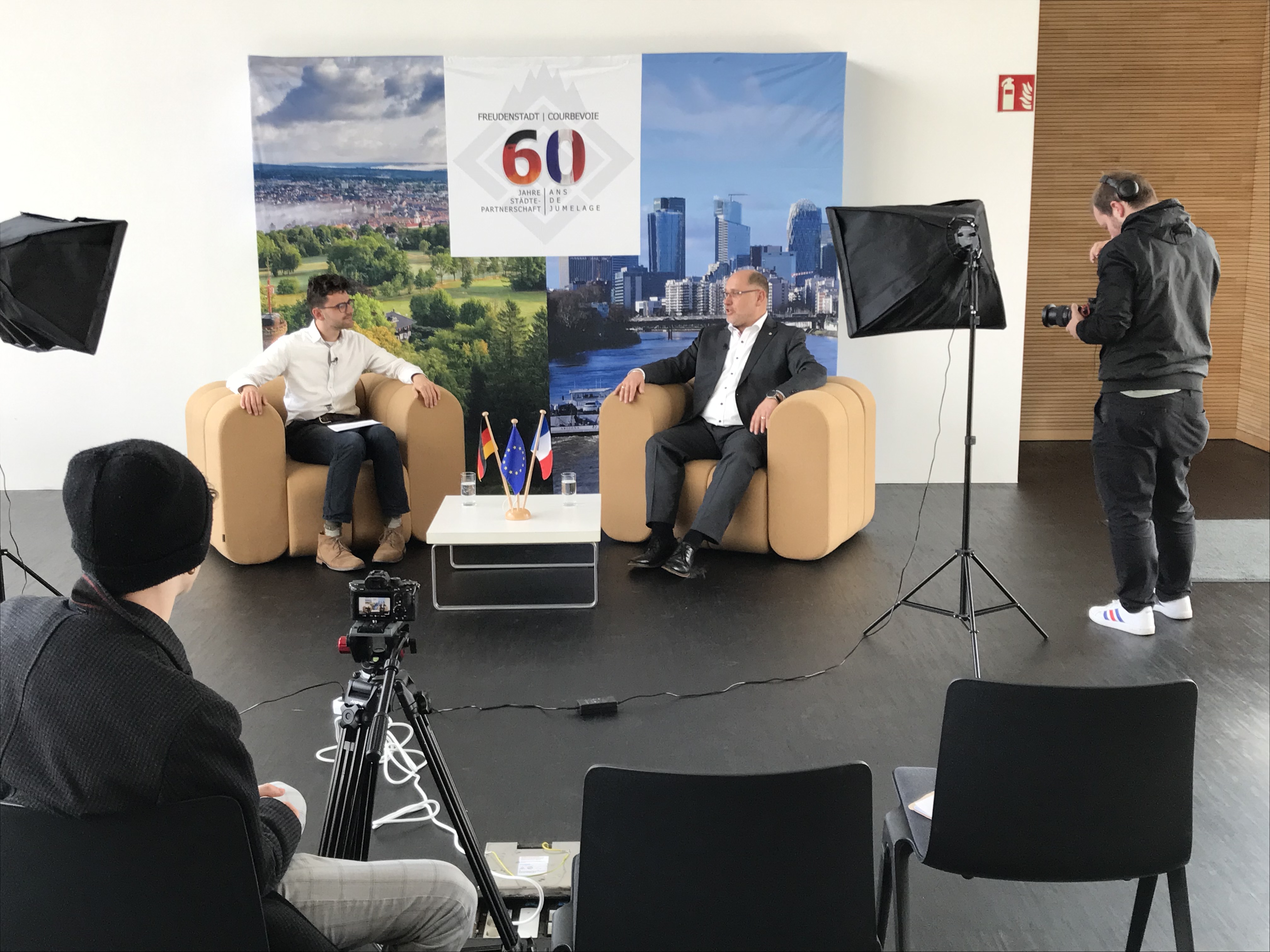 T.D. Pfeifer, président de l'Europa-Union Freudenstadt, en discussion avec le volontaire français Félix Sanchez