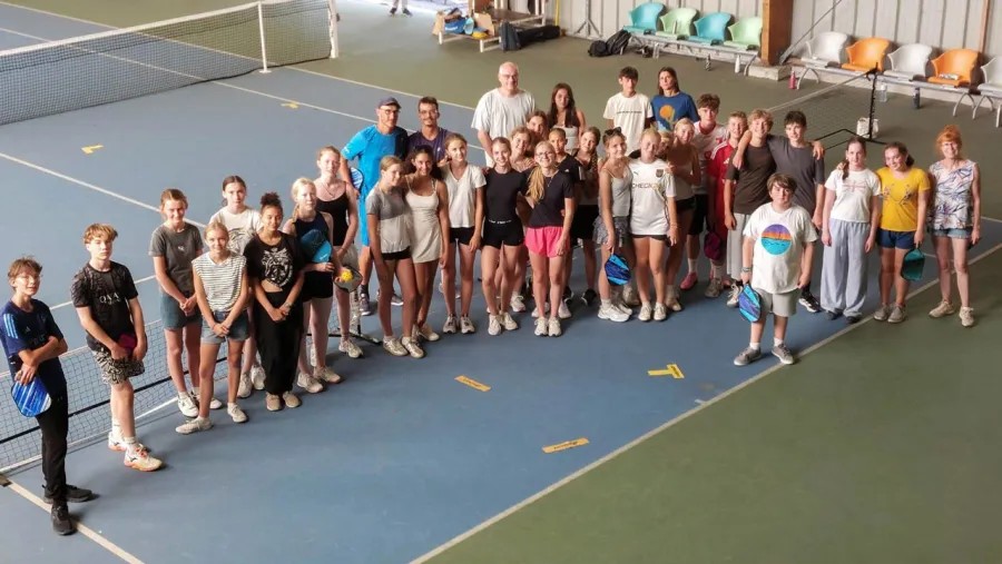 Französische und deutsche Jugendliche im Tennisclub von Fouesnant