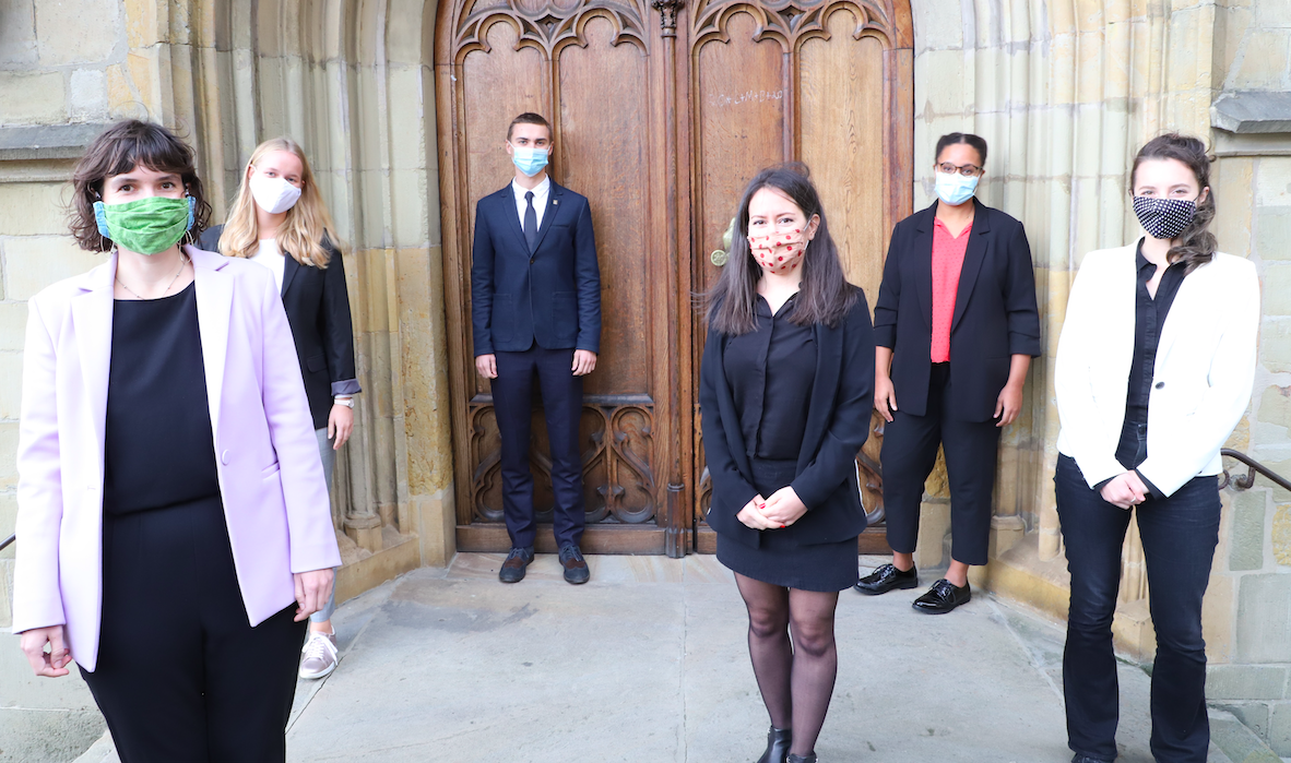 Les ambassadeurs de la ville devant la mairie