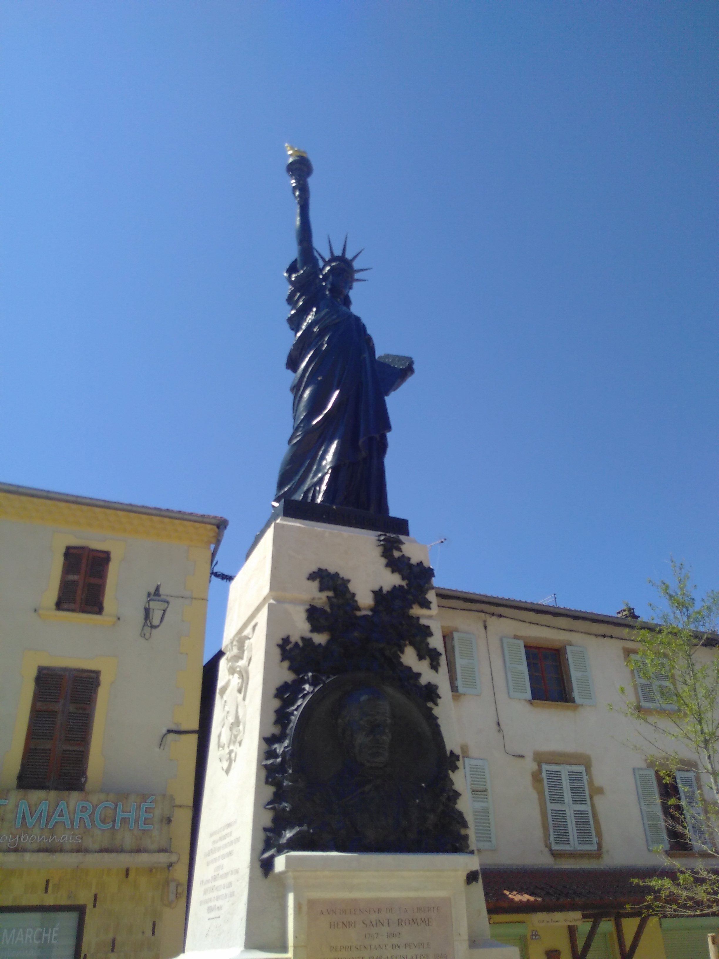 Freiheitsstatue auf dem Marktplatz von Roybon (Drôme)