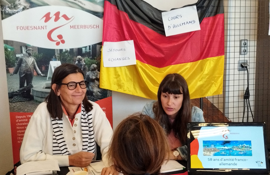 Les bénévoles du jumelage prennent les inscriptions pour les cours d'allemand