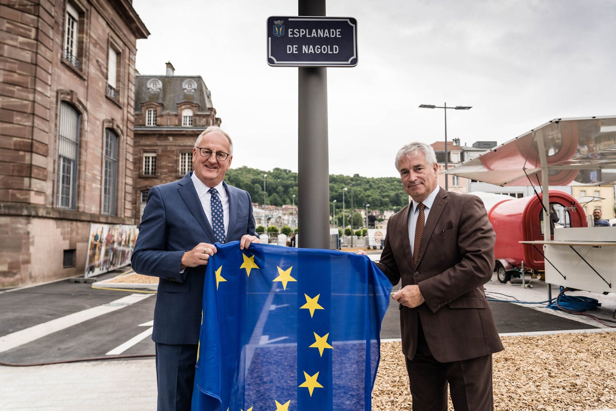 Le Maire de Nagold, Jürgen Großmann, et son homologue de la ville jumelée de Longwy, Jean-Marc Fournel, après la cérémonie d'inauguration de l'Esplanade de Nagold