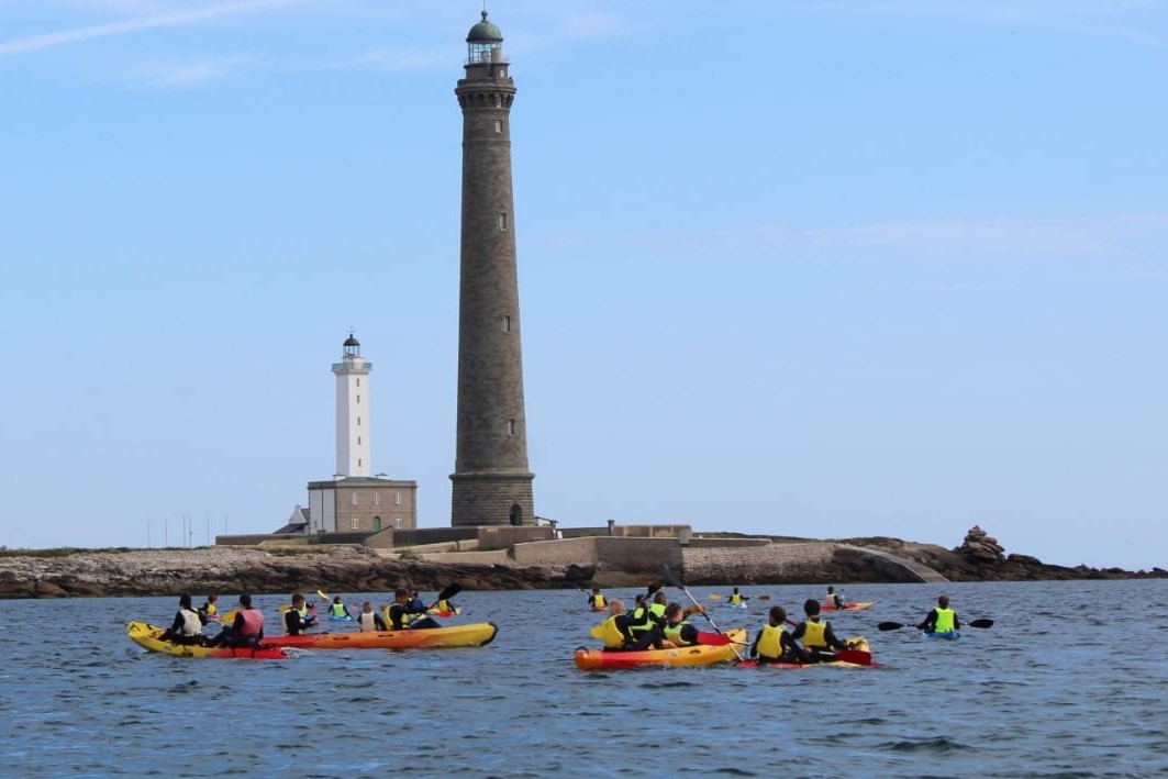Deutsche und französische Jugendliche per Kayak auf dem Weg zum höchsten Leuchtturm Europas auf der Ile vierge
