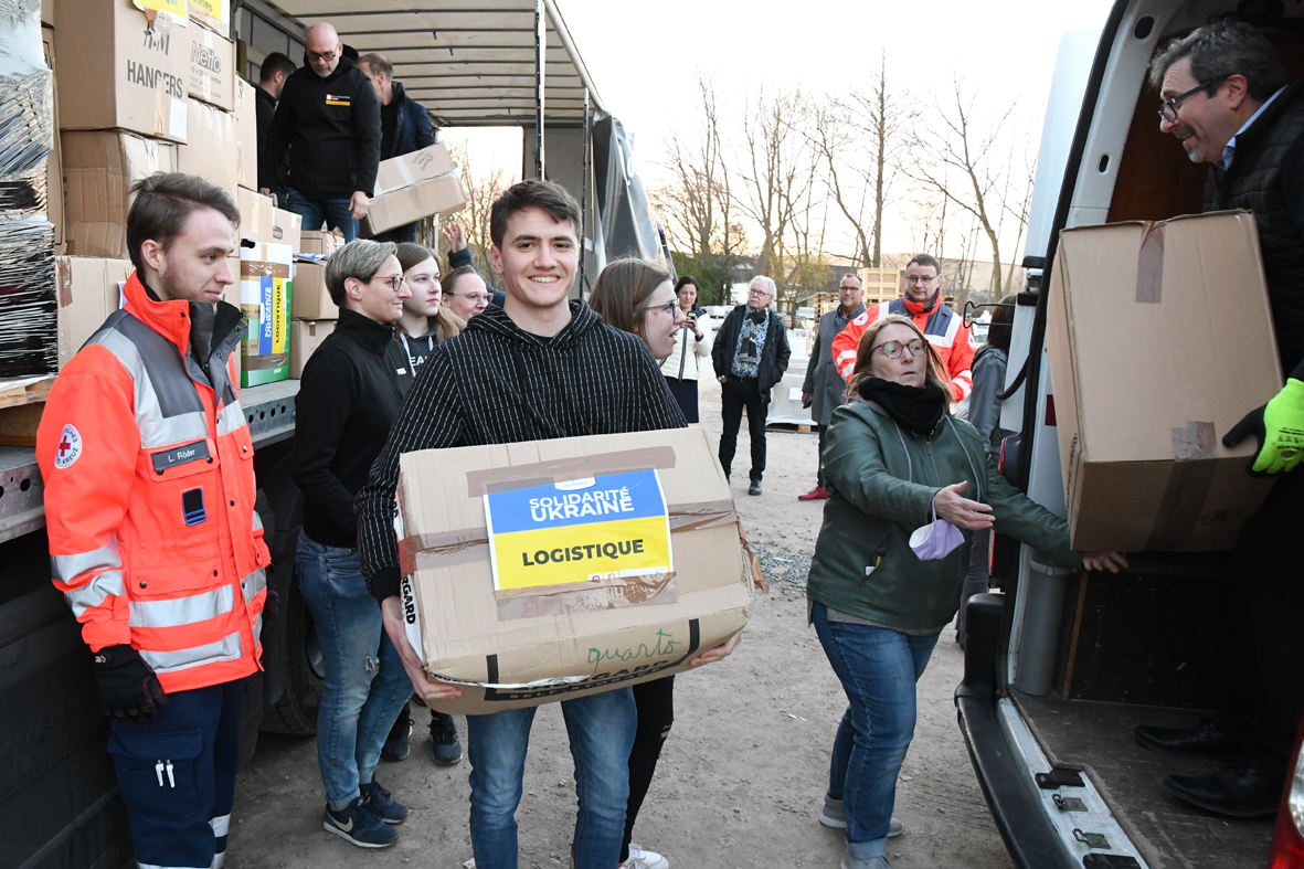 Les bénévoles dévoués lors du chargement des dons pour la ville jumelle ukrainienne de Truskavets
