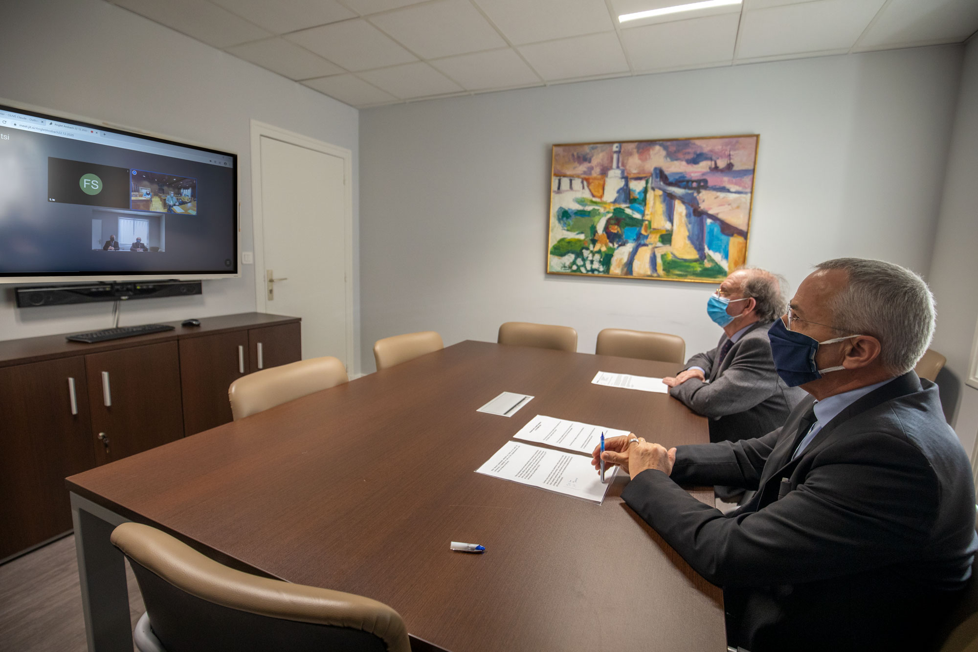 Visio-conférence du 22 décembre 2020 au cours de laquelle, le chèque de dons a été remis par le maire d’Ansbach, Thomas Deffner au maire d’Anglet, Claude Olive. A ses côtés, Jean-Michel Barate, adjoint aux Affaires culturelles et au Jumelage