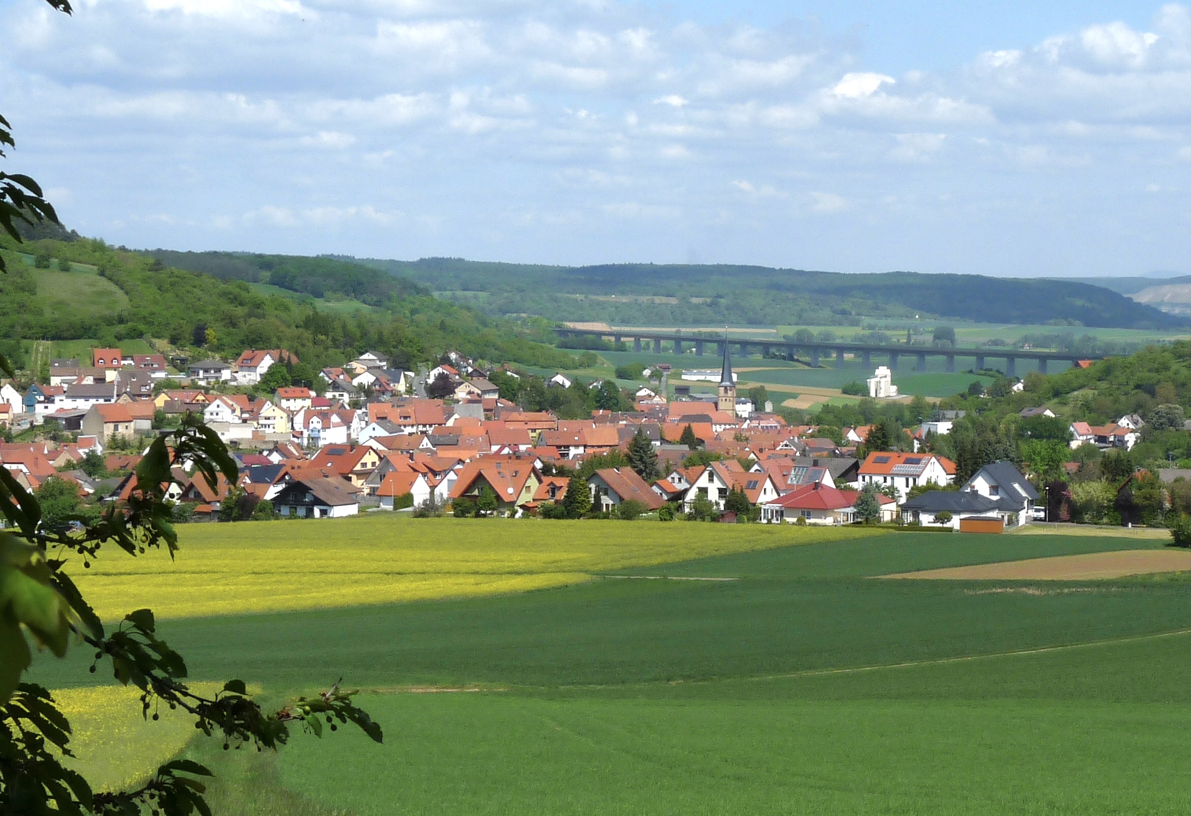 Stadt Blick auf den nördlichen Ortsteil von Leinach